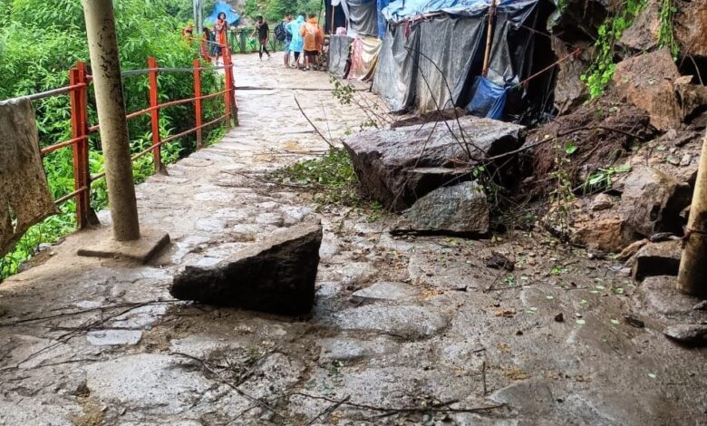 पहाड़ी से गिरा मलबा, तीन यात्रियों की मौत