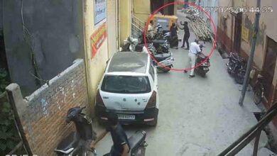 पति के साथ मंदिर जा रही महिला से लूट,वारदात सीसीटीवी कैमरे में कैद