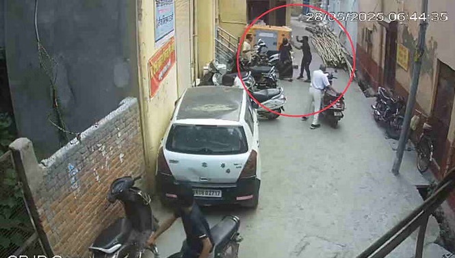 पति के साथ मंदिर जा रही महिला से लूट,वारदात सीसीटीवी कैमरे में कैद पति के साथ मंदिर जा रही महिला से लूट,वारदात सीसीटीवी कैमरे में कैद