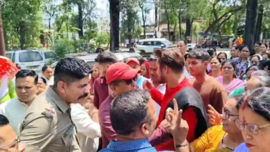शहर मैं अवैध शराब की बिक्री पर फूटा लोगों का गुस्सा,पुलिस स्टेशन का किया घेराव