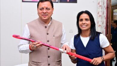 वंदना कटारिया से मिले सीएम धामी, हरिद्वार हॉकी स्टेडियम विवाद पर लगा विराम
