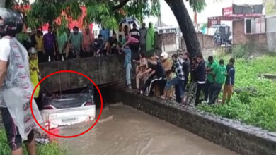 उफनती नहर में गिरी कार, बच्चे समेत 4 की मौत, 3 घायल