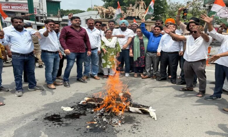 हेलीकॉप्टर हादसे पर विवादित बयान देने का आरोप लगाते हुए कांग्रेस ने भाजपा प्रदेश प्रभारी का पुतला फंूका