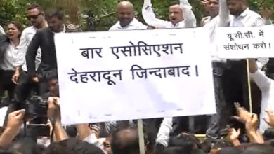  ऑंनलाइन रजिस्ट्री व्यवस्था के विरोध में वकीलों ने किया सचिवालय पर प्रदर्शन