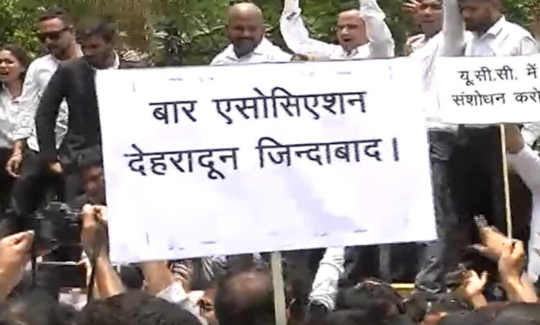 ऑंनलाइन रजिस्ट्री व्यवस्था के विरोध में वकीलों ने किया सचिवालय पर प्रदर्शन ऑंनलाइन रजिस्ट्री व्यवस्था के विरोध में वकीलों ने किया सचिवालय पर प्रदर्शन