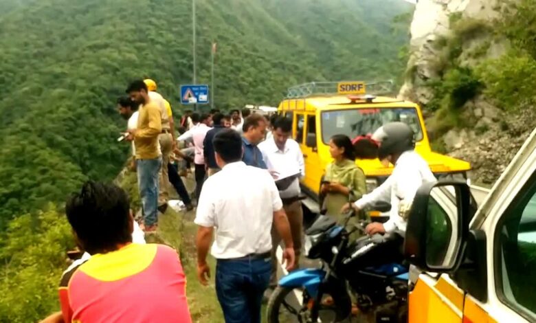 गहरी खाई में गिरी कार,तीन की मौत,एक गंभीर गहरी खाई में गिरी कार,तीन की मौत,एक गंभीर
