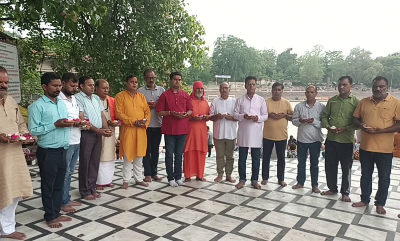 विमान हादसे के मृतकों को दी श्रद्धाजंलि