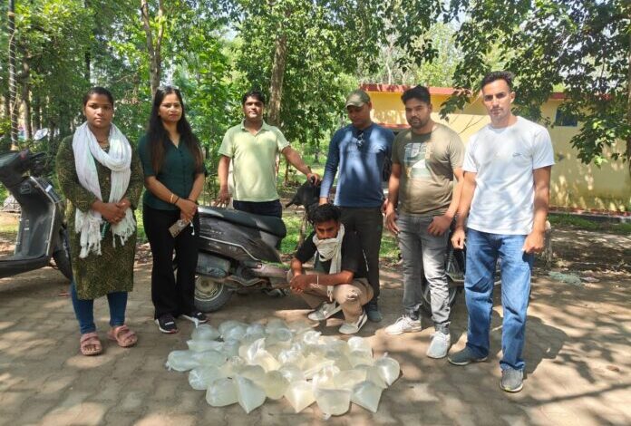आबकारी विभाग ने कच्ची शराब के साथ एक को किया गिरफ्तार आबकारी विभाग ने कच्ची शराब के साथ एक को किया गिरफ्तार