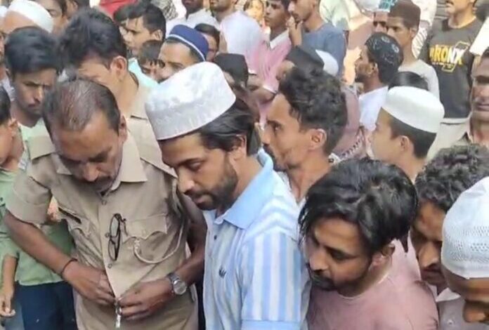 दिन दहाड़े युवक की गला रेतकर हत्या,वारदात को अंजाम देने के बाद खुद पुलिस स्टेशन पहंुचा आरोपी दिन दहाड़े युवक की गला रेतकर हत्या,वारदात को अंजाम देने के बाद खुद पुलिस स्टेशन पहंुचा आरोपी