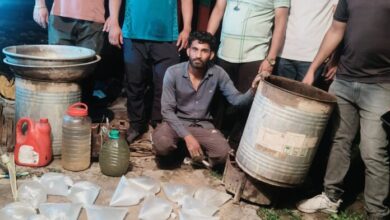 आबकारी विभाग ने खंडहर में की छापेमारी,55 लीटर कच्ची शराब और छह ड्रम लहन बरामद