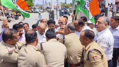 जमकर हुआ हंगामाः पुतला  फूंकने को लेकर पुलिस और कांग्रेसियों में छीना झपटी