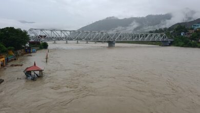 खतरे के निशान पर बह रही अलकनंदा मंदाकिनी,हाईवे बाधित,यात्री फंसे