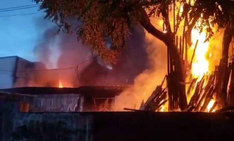 वेडिंग पॉइंट में लगी भीषण आग,सारा सामान और पांच वाहन जलकर खाक