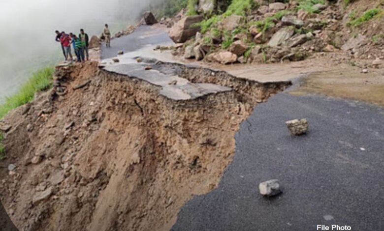 चार धाम यात्रा पर लगा ब्रेक, बारिश और भूस्खलन से सड़के बंद