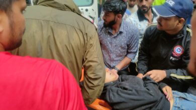 पैराफिट से टकराई स्कूटी,खाई में गिरी युवती, हालत गंभीर