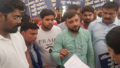 योगेन्द्र चौहान के नेतृत्व में हाट बाजार रेहड़ी पटरी वालों के लिए मेयर का किया घेराब
