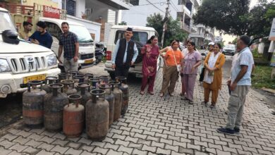 ट अवैध गैस रिफिलिंग पर जिला प्रशासन सख्त; 34 सिलेंडर जब्त डीएम के निर्देश अवैध गैस रिफिलिंग की शिकायत पर जिला प्रशासन की छापेमारी ट अवैध गैस रिफिलिंग पर जिला प्रशासन सख्त; 34 सिलेंडर जब्त डीएम के निर्देश अवैध गैस रिफिलिंग की शिकायत पर जिला प्रशासन की छापेमारी