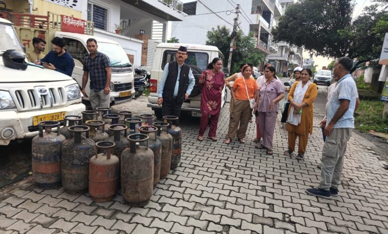 ट  अवैध गैस रिफिलिंग पर जिला प्रशासन सख्त; 34 सिलेंडर जब्त  डीएम के निर्देश अवैध गैस रिफिलिंग की शिकायत पर जिला प्रशासन की छापेमारी