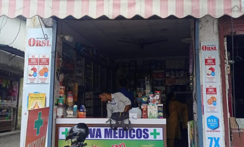 जिला प्रशासन की मेडिकल स्टोर पर छापेमारी; दवाई बिक्री पर लगाया प्रतिबन्ध कमियां सुधार न करने तक क्रय-विक्रय पर लगाया प्रतिबन्ध जिला प्रशासन की मेडिकल स्टोर पर छापेमारी; दवाई बिक्री पर लगाया प्रतिबन्ध कमियां सुधार न करने तक क्रय-विक्रय पर लगाया प्रतिबन्ध