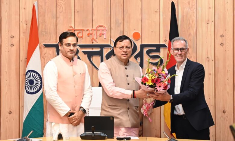 मुख्यमंत्री श्री पुष्कर सिंह धामी की उपस्थिति में शुक्रवार को मुख्यमंत्री आवास में उत्तराखण्ड सरकार और जर्मन स्थित इनोवेशन हब राइन-माइन, के मध्य लेटर ऑफ इन्टेन्ट (एल.ओ.आई) पर हस्ताक्षर किये गये।