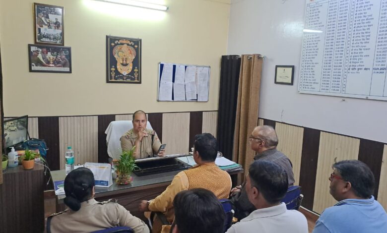 युवा दून डिस्ट्रीब्यूटर एसोसिएशन के व्यापारियों ने क्लेमेंटटाउन थाने मे जमकर हंगामा काटा युवा दून डिस्ट्रीब्यूटर एसोसिएशन के व्यापारियों ने क्लेमेंटटाउन थाने मे जमकर हंगामा काटा