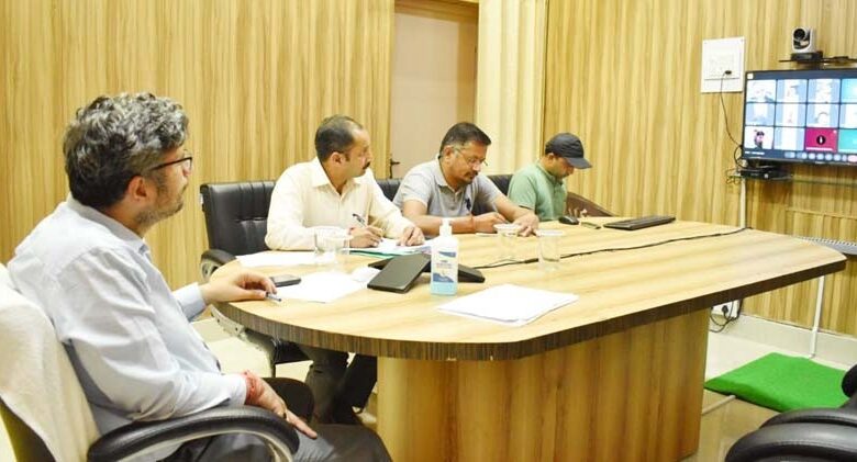 जिलाधिकारी ने आपदा प्रभावित क्षेत्रों में किए जा रहे राहत कार्यों की समीक्षा अधिकारियों को दिए सड़कों को शीघ्र सुचारु करने के निर्देश