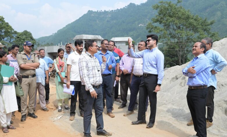 जिलाधिकारी प्रतीक जैन ने लिया राजीव गांधी नवोदय विद्यालय के निर्माण कार्यों  का जायजा