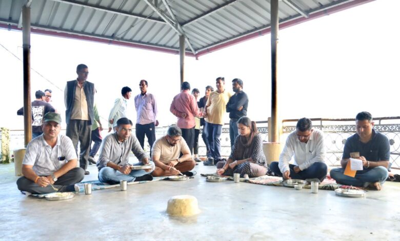 डीएम ने ग्रामीणों संग जमीन पर बैठ किया भोजन; बांटा प्रभावितों का दर्द डीएम ने ग्रामीणों संग जमीन पर बैठ किया भोजन; बांटा प्रभावितों का दर्द