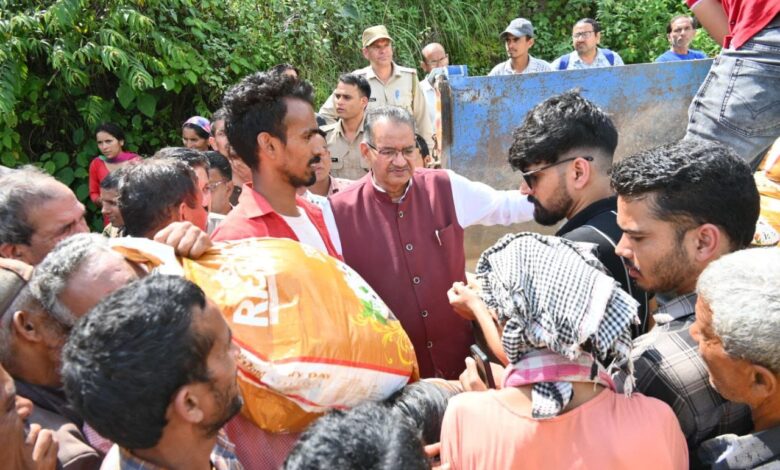 आपदा प्रभावित क्षेत्र फुलेत, भैंसवाड़ गांव और छमरोली सहित कई स्थानों पर पहुंचकर कैबिनेट मंत्री गणेश जोशी ने लिया जायजा