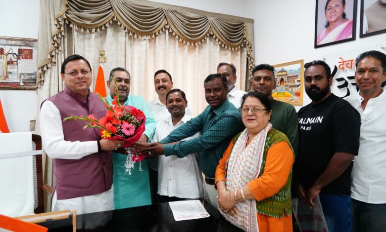 मुख्यमंत्री से  मुख्यमंत्री आवास में जनप्रतिनिधियों ने की मुलाकात