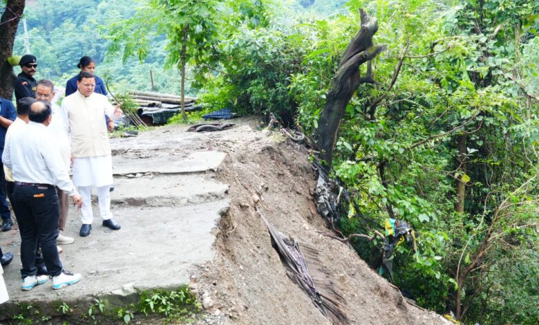 मुख्यमंत्री धामी ने मसूरी रोड एवं किमाड़ी क्षेत्र का किया स्थलीय निरीक्षण , सड़कों के शीघ्र मरम्मत के दिए निर्देश