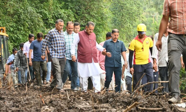 कांग्रेस नेता कार्यकर्ता लगे हैं आपदा प्रभावित लोगों की सेवा में भट्ट जी कांग्रेस को तोड़ने की फिराक में कांग्रेस के सभी नेता कार्यकर्ता एकजुट