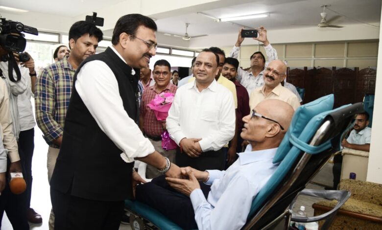 सचिवालय में स्वस्थ नारी सशक्त परिवार के तहत स्वास्थ्य एवं रक्तदान शिविर