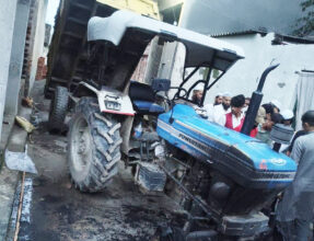 11 हजारी लाइन की चपेट में आई ट्रैक्टर ट्राली, करंट से चालक की मौत, टपराना गांव में हुआ दु:खद हादसा, मृतक के परिवार में मची चीख पुकार, तेज करंट से ट्रैक्टर का अगला हिस्सा भी क्षतिग्रस्त, पुलिस ने शव पोस्टमार्टम को भेजा