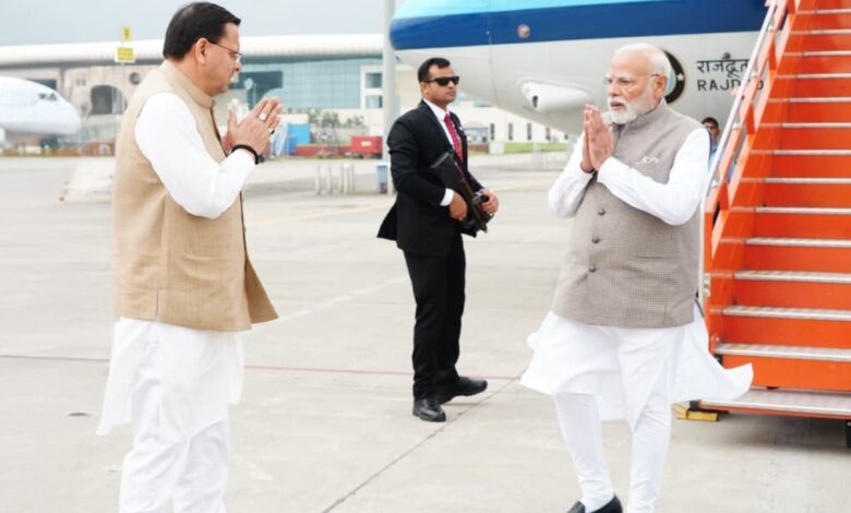 प्रधानमंत्री ने देहरादून का दौरा किया और उत्तराखंड में बाढ़ से हुए नुकसान का आकलन करने के लिए समीक्षा बैठक की