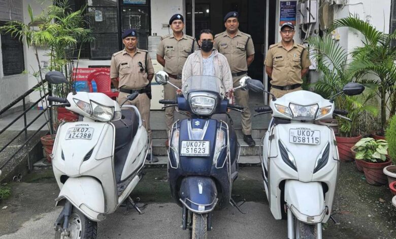 स्ट्रीट क्राइम पर दून पुलिस का पलटवार, शातिर वाहन चोर गिरफ्तार स्ट्रीट क्राइम पर दून पुलिस का पलटवार, शातिर वाहन चोर गिरफ्तार