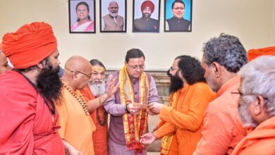 अखाड़ा परिषद ने आपदा राहत में निभाई अग्रणी भूमिका, मुख्यमंत्री श्री पुष्कर सिंह धामी ने किया संत समाज के योगदान का अभिनंदन