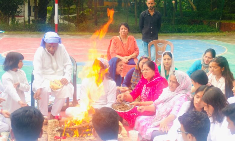 द पेस्टल वीड स्कूल में पूर्णिमा के पावन अवसर पर हवन