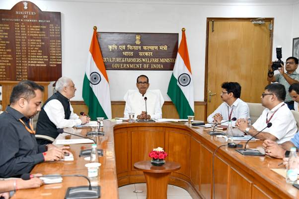 केंद्रीय कृषि मंत्री ने वीडियो कॉन्फ्रेंसिंग के माध्यम से हिमाचल प्रदेश, पंजाब और उत्तराखंड जैसे वर्षा और बाढ़ प्रभावित राज्यों के किसानों के लिए पीएम-किसान योजना की 21वीं किस्त जारी की