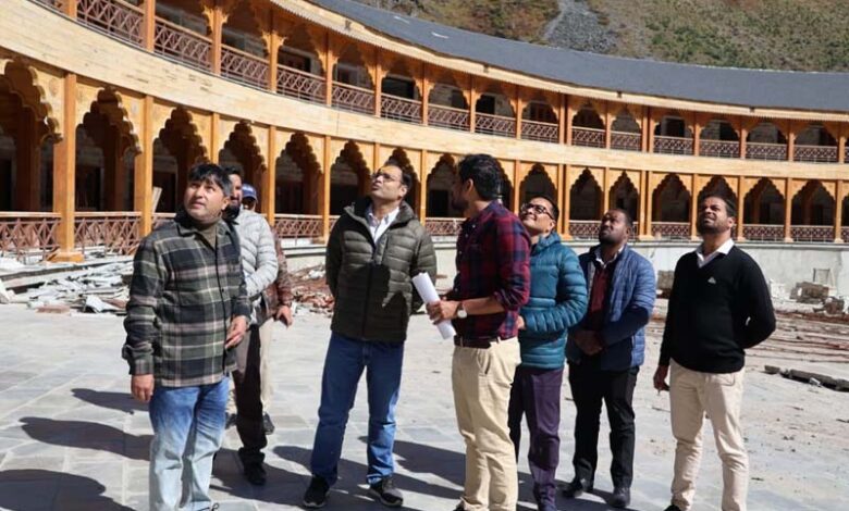 जिलाधिकारी ने बदरीनाथ धाम में मास्टर प्लान कार्यों का किया स्थलीय निरीक्षण