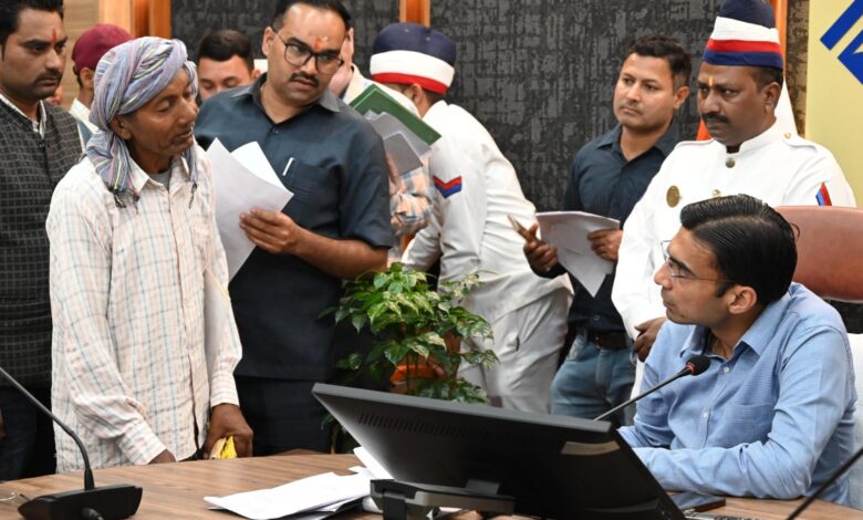 जिला प्रशासन की मदद से अपनी भूमि पर कब्जा पाने तथा भूमि सीमांकन होने पर 75 वर्षीय बुजुर्ग राकेश तलवाड़ डीएम को दे गए आशीष