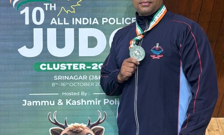 पौडी पुलिस का गौरव— हेड कॉन्स्टेबल लविश कुंवर ने वुशु में जीता रजत पदक।