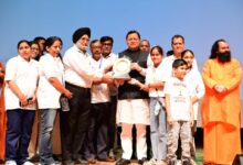 मुख्यमंत्री श्री पुष्कर सिंह धामी में आपदा में सहयोग वाले कर्मियों को सम्मानित किया