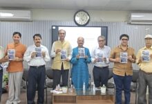 दून पुस्तकालय में ‘आवारा कदम अनजान रास्ते’ का लोकार्पण और चर्चा वक्ताओं ने बताया—हिमालयी यात्राओं का सांस्कृतिक व साहित्यिक दस्तावेज