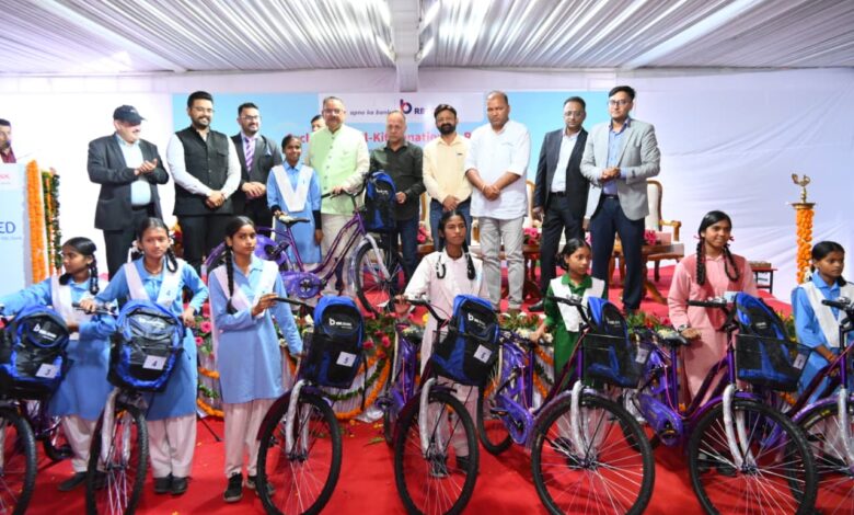 कैबिनेट मंत्री गणेश जोशी ने ‘उम्मीद” एक पहल के अन्तर्गत आर.बी.एल. बैंक के सहयोग से छात्राओं को साइकिल एवं स्कूल कीट की वितरित