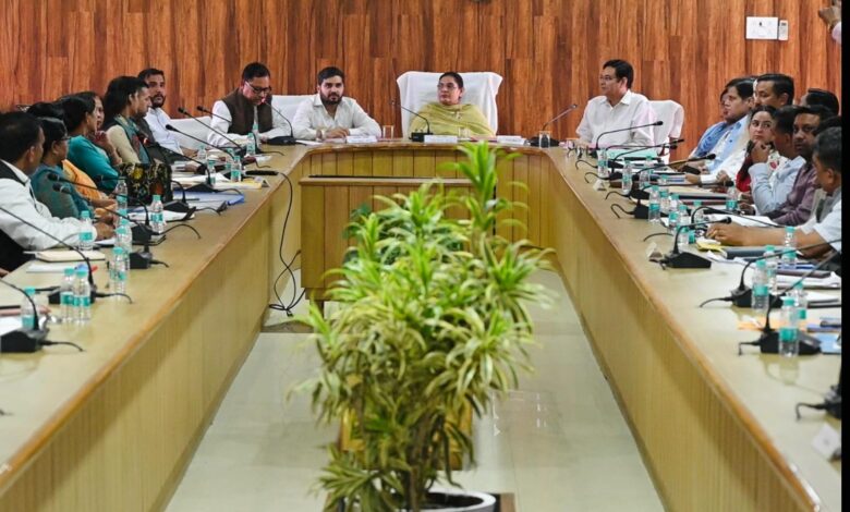 जिला पंचायत की बैठक में विकास योजनाओं को रफ्तार देने पर जोर जिला पंचायत की बैठक में विकास योजनाओं को रफ्तार देने पर जोर