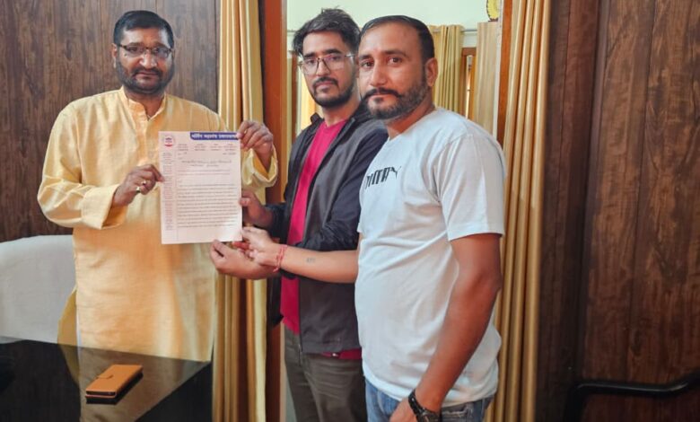 नर्सिंग महासंघ उत्तराखंड के प्रतिनिधिमंडल ने आज कर्णप्रयाग विधायक श्री अनिल नौटियाल जी से भेंट कर नर्सिंग अधिकारियों की वर्षवार भर्ती प्रक्रिया शुरू करने की मांग की नर्सिंग महासंघ उत्तराखंड के प्रतिनिधिमंडल ने आज कर्णप्रयाग विधायक श्री अनिल नौटियाल जी से भेंट कर नर्सिंग अधिकारियों की वर्षवार भर्ती प्रक्रिया शुरू करने की मांग की