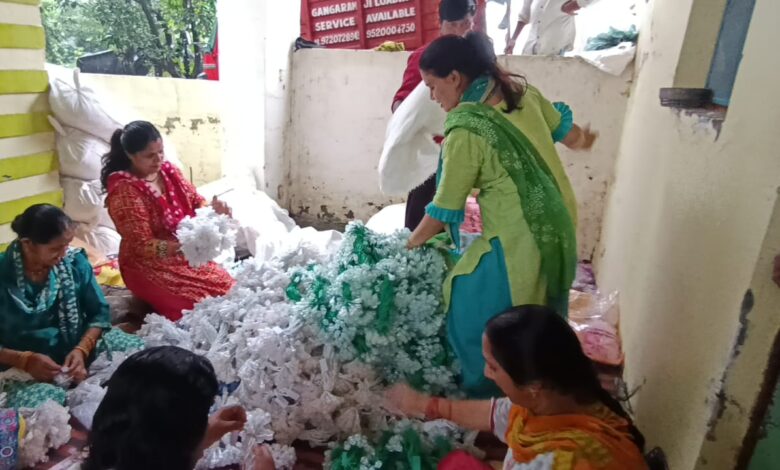 राजधानी दून में समूह की महिलाओं ने तैयार की दिवाली के लिए एलइडी लाइट