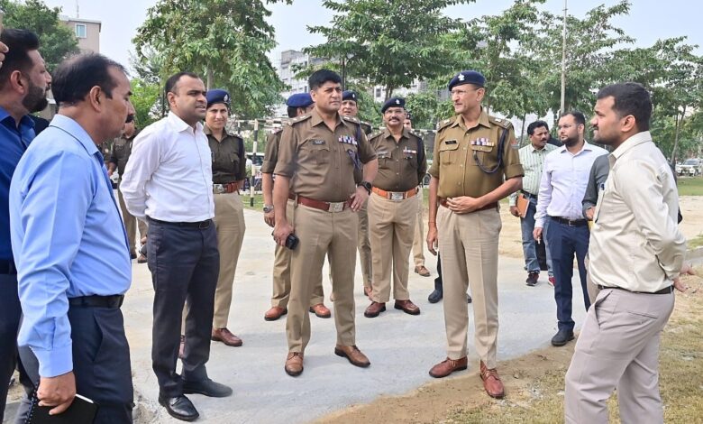 राष्ट्रपति के प्रस्तावित दौरे की तैयारियों को लेकर पतंजलि विश्वविद्यालय पहुॅचकर जिलाधिकारी मयूर दीक्षित एवं वरिष्ठ पुलिस अधीक्षक प्रमेंद्र सिंह डोबाल ने लिया तैयारियों का जायज़ा। राष्ट्रपति के प्रस्तावित दौरे की तैयारियों को लेकर पतंजलि विश्वविद्यालय पहुॅचकर जिलाधिकारी मयूर दीक्षित एवं वरिष्ठ पुलिस अधीक्षक प्रमेंद्र सिंह डोबाल ने लिया तैयारियों का जायज़ा।