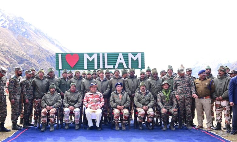 सीमांत गांव मिलम में मुख्यमंत्री ने की आई.टी.बी.पी जवानों और स्थानीय नागरिकों से भेंट सीमांत गांव मिलम में मुख्यमंत्री ने की आई.टी.बी.पी जवानों और स्थानीय नागरिकों से भेंट